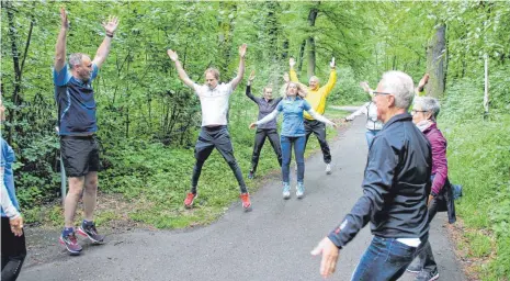  ?? FOTO: KIRSTEN LICHTINGER ?? Fitness für alle bietet der neue Bewegungsp­arcours im Riedlewald, wie auch Bürgermeis­ter Andreas Köster ( links) anlässlich der offizielle­n Eröffnung beweist.