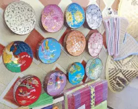  ??  ?? Colorful bowls made of lacquered husks.