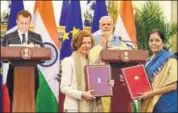  ?? MOHD ZAKIR/HT ?? Defence Minister Nirmala Sitharaman exchanges agreement files between India and France with her French counterpar­t Florence Parly as Prime Minister Narendra Modi and French President Emmanuel Macron look on, in New Delhi on Saturday.