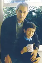  ??  ?? Naji Al-Ali with his youngest son Osama in London in 1986.