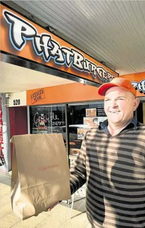  ?? PHOTO: NEV MADSEN ?? NEW SHOP: Phat Burgers co-owner Richard May-Steers is opening a second store at the northern end of Ruthven St.