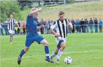  ?? FOTO: BEYTULLAH KARA ?? Hundersing­ens Dennis Heiß (links, hier gegen Gruols Fabius Siedler) ist wieder mal der überragend­e Mann auf dem Platz.