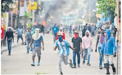  ?? AFP ?? HAITIANOS. La gente se manifiesta pidiendo la salida del primer ministro haitiano, Ariel Henry, en Puerto Príncipe el 7 de febrero de 2024.