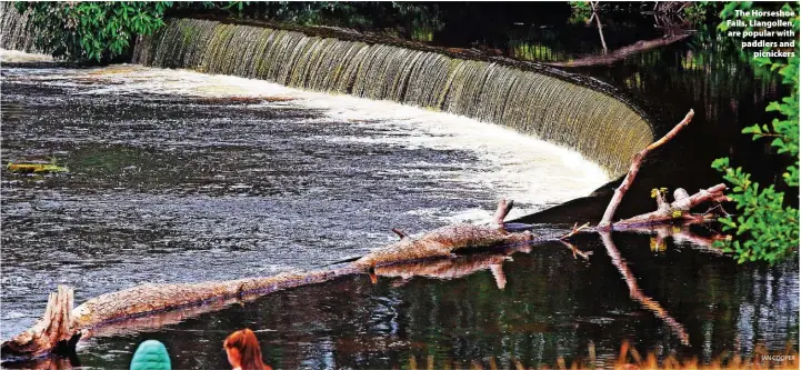  ?? IAN COOPER ?? > The Horseshoe Falls, Llangollen, are popular with paddlers and picnickers