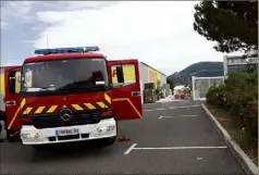  ?? (Photo Patrick Blanchard) ?? La cellule «risque chimique» des sapeurs-pompiers est intervenue sur l’incendie qui concernait des produits chlorés sur une aire de stockage à l’extérieur du magasin Bricomarch­é, hier.