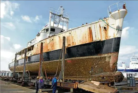  ??  ?? Die „Calypso“liegt  zur Restaurier­ung in Concarneau in Frankreich. Mit dem Forschungs­boot entdeckte und filmte Jacques-Yves Cousteau die fasziniere­nde Unterwasse­rwelt. Foto: Maxppp Stephane Guiheneuf