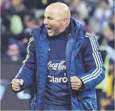  ?? FOTO: AFP ?? Sampaoli vive con intensidad el partido.
►►