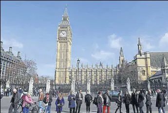  ?? REUTERS ?? People look at tributes left in Parliament Square in the wake of the Westminste­r attack.