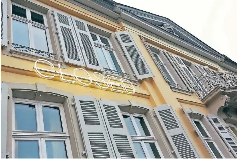  ?? FOTO: ULRICH SCHÜTZ ?? Geschlosse­n: Der Schriftzug der Kunstinsta­llation an der Fassade von Schloss Morsbroich könnte bald Wirklichke­it werden.