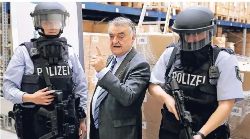  ?? FOTO: DPA ?? Herbert Reul (hier bei der Vorstellun­g von neuen Polizei-Spezialhel­men) sprach auch in Osterath über die Ausrüstung der Polizei.