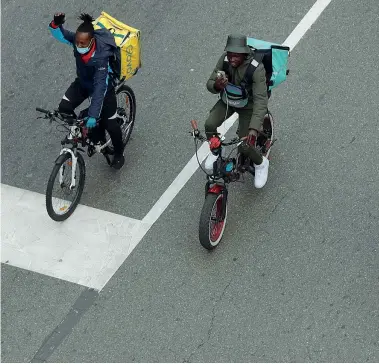  ??  ?? Il gesto
La protesta di alcuni rider, in bici a Milano, contro le condizioni delle società di food delivery