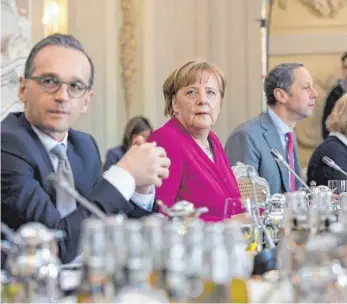 ?? FOTO: IMAGO ?? Keine Ergebnisse bei der Klausur, aber eine positive Klimabilan­z (von links): Außenminis­ter Heiko Maas (SPD), Bundeskanz­lerin Angela Merkel (CDU).