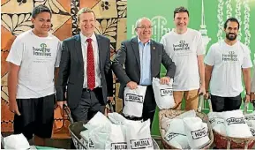  ?? SAMANTHA SMITH / FAIRFAX NZ ?? Healthy Families team pictured with Health Minister Jonathan Coleman and Auckland Council chief executive Stephen Town.