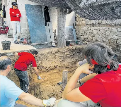  ??  ?? Chon Vargas Mednienta lässt den Archäologe­n René Pacheco nicht aus den Augen, während er die Erdschicht im Massengrab eins in Guadalajar­a vorsichtig abträgt.