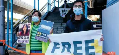  ??  ?? JUSTICIA. Personas se manifestar­on ayer, en Shanghai, para exigir la liberación de la periodista Zhang Zhan, detenida por informar sobre los estragos del Covid-19.