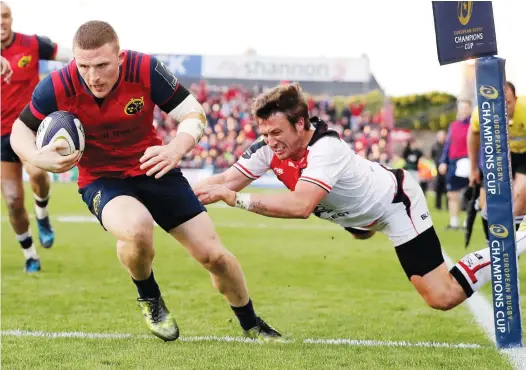  ?? PICTURE: Inpho ?? Final gloss: Andrew Conway beats Maxime Medard to score Munster’s fourth try
