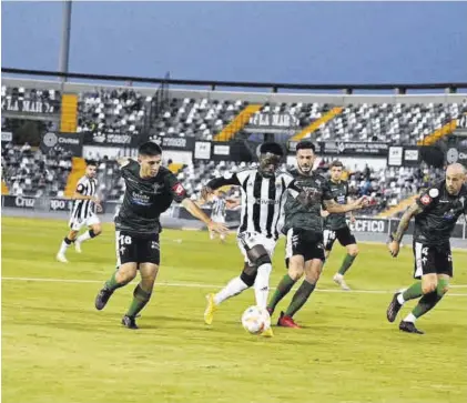  ?? ANDRÉS RODRÍGUEZ ?? Imagen del duelo de la primera vuelta entre el Badajoz y el Racing de Ferrol.