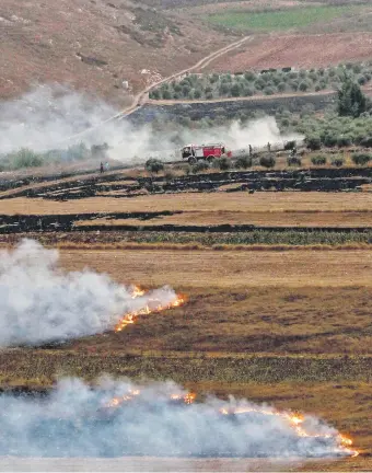  ??  ?? Incendios provocados en Israel por ataques de Hezbolá, desde el Líbano. Israel y Hezbolá intercambi­aron disparos a lo largo de la frontera después de una semana de crecientes tensiones.