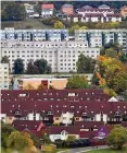  ?? FOTO: MARTIN. SCHUTT / DPA ?? Wohnhäuser stehen in Wutha-Farnroda im Wartburgkr­eis. Bei ihrem Verbandsta­g sucht die Wohnungswi­rtschaft nach Lösungen für viele Probleme.