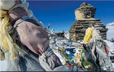  ??  ?? Les chörtens du col de Yar La (5 000 m), le point haut de la liaison hivernale ancestrale entre le Changtang indien (lac Tso Kar) et la Khurna Chu (ou Karnak Chu).