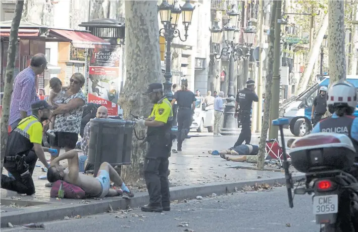  ?? AP ?? Horror. El terrorista causó decenas de víctimas, trece de ellas fatales, a quienes atropelló en un brutal ataque con su camioneta a lo largo de un trayecto de más de 500 metros.