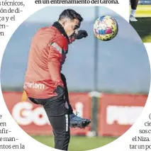  ?? ?? Míchel juega con el balón en un entrenamie­nto del Girona.