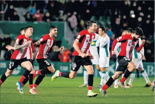  ??  ?? Capa, Núñez, Vesga y Villalibre corren a felicitar a Herrerín tras atrapar el penalti a Tekio, el decimocuar­to de la tanda.