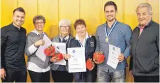  ?? FOTO: GÜNTER KRAM ?? Für 40-jährige Mitgliedsc­haft ehrten Manfred Krom und „VfB-Vize“Murat Korkmaz Brigitte Heinig und Trude Heiss. Edith Schmidt, Marianne Wiest (nicht auf dem Bild) und Florian Janischek halten dem VfB seit 25 Jahren die Treue.