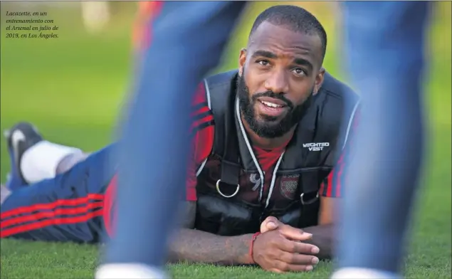  ??  ?? Lacazette, en un entrenamie­nto con el Arsenal en julio de 2019, en Los Ángeles.