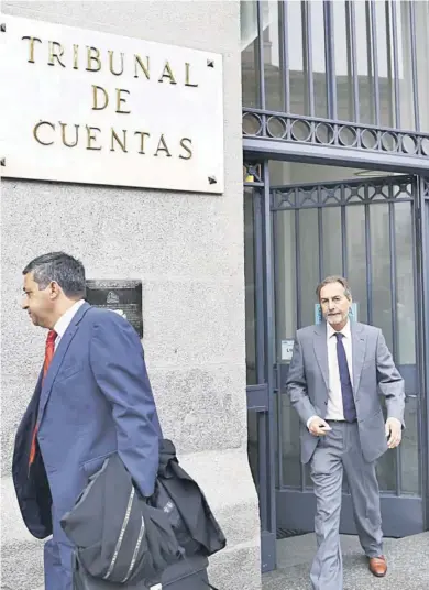  ?? JOSÉ RAMÓN LADRA ?? Clemente Ruiz, el principal sospechoso, en una fotografía de archivo tomada tras declarar en el Tribunal de Cuentas.