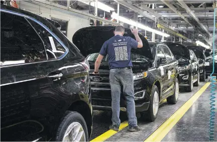  ?? CHRIS YOUNG/THE CANADIAN PRESS FILES ?? Ford Edges sit on a production line at the Ford assembly plant in Oakville, Ont. Mexico and Canada are not launching a counter-proposal yet and instead plan to deliver a presentati­on on the damaging effects of the U.S.’s proposed auto policy.