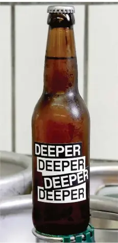  ?? FOTO: VIVIAN PERÄMÄKI ?? Das Rezept zu diesem „Deeper“genannten Bier stammt von einem Computerpr­ogramm der Hochschule Luzern.