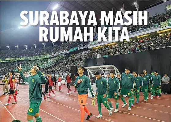  ?? ALLEX QOMARULLA/JAWA POS ?? INI KANDANG KITA: Pemain Persebaya memasuki lapangan sebelum laga melawan Persis Solo pada laga bertajuk Persebaya Forever Game di GBT (11/1).