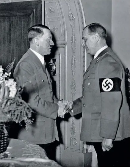  ?? ULLSTEIN BILD / GETTY ?? Adolf Hitler felicita a Alfred Rosenberg