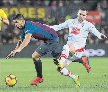  ?? FOTO: PERE PUNTÍ ?? Luis Suárez acabó ‘tocado el partido “Espero que no sea nada preocupant­e, fue al hacer un control al final y estirar”, explicó