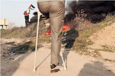  ?? [ Reuters/Mohammed Salem] ?? Zusammenst­öße mit Israels Militär. Palästinen­ser im Gazastreif­en nahe der Grenze zu Israel.