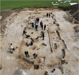  ?? ?? ABOVE: Excavation­s in Brandenbur­g, Germany, have revealed a huge Bronze Age building: is it the fabled meeting hall of the legendary King Hinz? BELOW: Archaeolog­ists examine an ancient wooden structure in Zambia