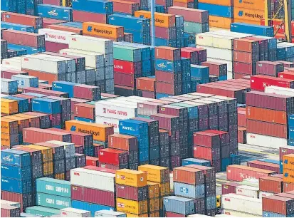  ??  ?? Container stapeln sich im Hafen von Singapur: Die Entscheidu­ng des Europäisch­en Gerichtsho­fs zum EU-Freihandel­sabkommen mit dem Stadtstaat könnte Verträge mit anderen Staaten erschweren.