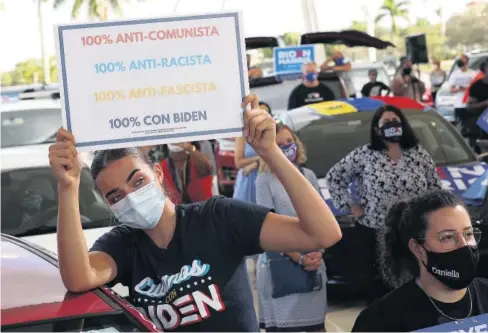  ?? FOTO: AP ?? > Seguidores del candidato demócrata Joe Biden muestran su apoyo en Florida.