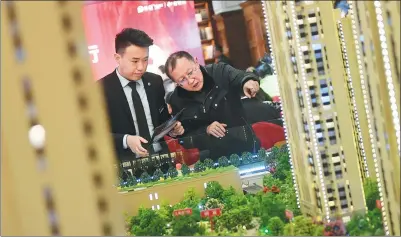  ?? WEI LIANG / CHINA NEWS SERVICES ?? A potential homebuyer checks out a property project in Taiyuan, Shanxi province, on Wednesday.