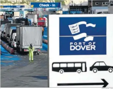  ?? ANDY RAIN / EFE ?? Camiones y coches hacen cola en el puerto inglés de Dover la pasada Nochebuena.