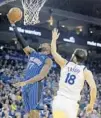  ?? BEN MARGOT/ASSOCIATED PRESS ?? Orlando’s Jonathon Simmons (17) scores over Golden State’s Omri Casspi in Monday night’s game.