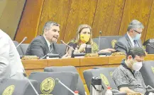  ??  ?? Los diputados Édgar Acosta (PLRA) y Kattya González (PEN) impulsan el pedido de interpelac­ión al presidente de la Essap.