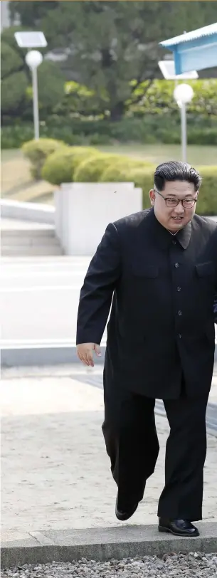  ?? FOTO: LEHTIKUVA-EPA/KOREA SUMMIT PRESS POOL ?? Vänskaplig­a gester melllan Kim Jong-Un och Moon Jae-In vid den hårt bevakade gränsen mellan länderna.