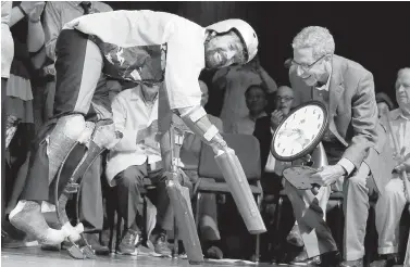  ??  ?? Thomas Thwaites, left, accepts the Ig Nobel Prize in biology from Nobel laureate Eric Maskin (economics, 2007) during ceremonies at Harvard University in Cambridge, Massachuse­tts. Thwaites, of the U.K., won for creating prosthetic extensions of his...