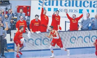  ??  ?? FESTIVAL. El banquillo de la Selección española celebra uno de los seis triples de Vidal ante Eslovenia.