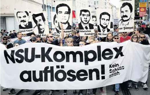  ??  ?? „Kein Schlussstr­ich!“– unter diesem Motto forderten Demonstran­ten in mehreren Städten nach dem Urteil weitere Ermittlung­en.