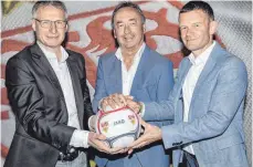  ?? FOTO: VFB STUTTGART ?? Besiegelte­n am Montag die Zusammenar­beit ab der Saison 2019/20 (von links): VfB-Sportmanag­er Michael Reschke, Rudi Sprügel von Jako und VfB-Marketingv­orstand Jochen Röttgerman­n.