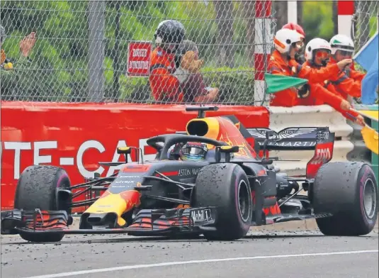  ??  ?? TRIUNFADOR. Ricciardo está rindiendo a un gran nivel, como demostró en Mónaco, y Red Bull le quiere, pero podría tener otras ofertas.