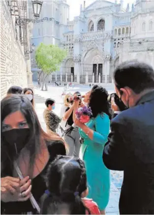  ?? S. A.M. ?? Los invitados a una boda celebrada ayer en Toledo; al fondo la catedral